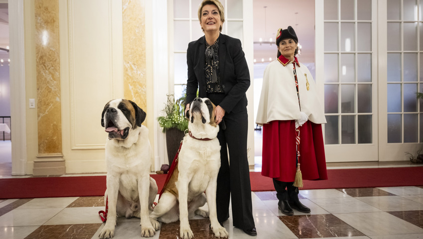 Begleitet von der Weibelin Alba Napoletano, rechts, trifft, Bundesraetin Karin Keller-Sutter ihren Patenhund, den Bernhardiner Zeus du Grand St. Bernard, links, nach ihrer Wahl zur Bundespraesidentin im Bernerhof ein.