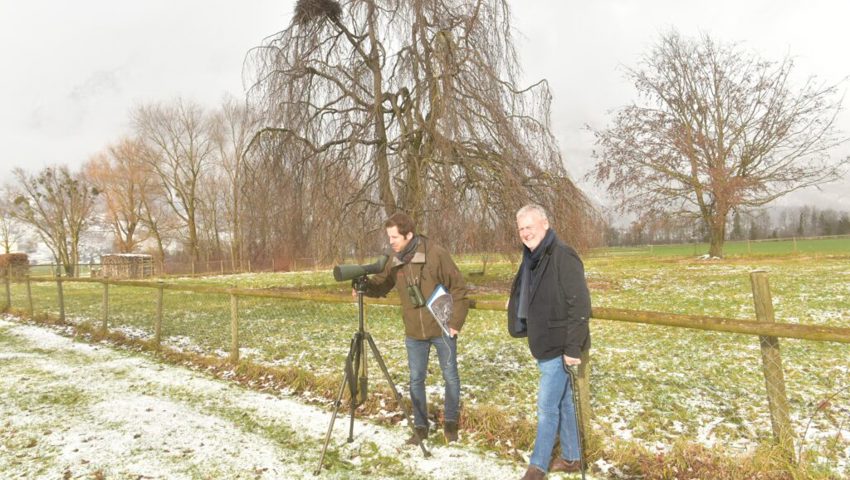  Andy Wyss ist mit dem Fernrohr unterwegs, Benedikt Heeb hält dabei Ausschau nach Störchen. 