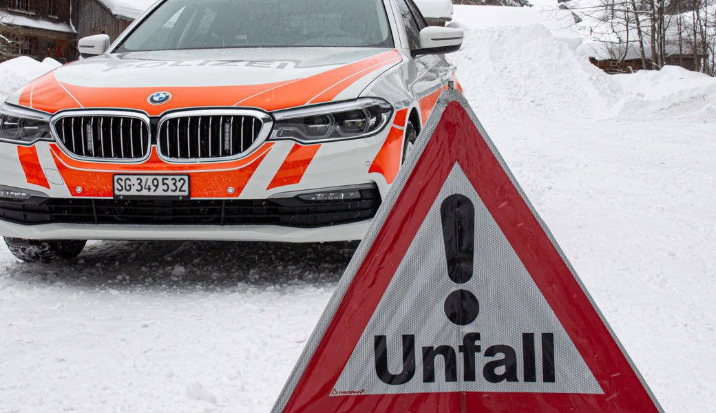 Der Automobilist kam aus zurzeit unbekannten Gründen von der Strasse ab und prallte in eine Scheune.