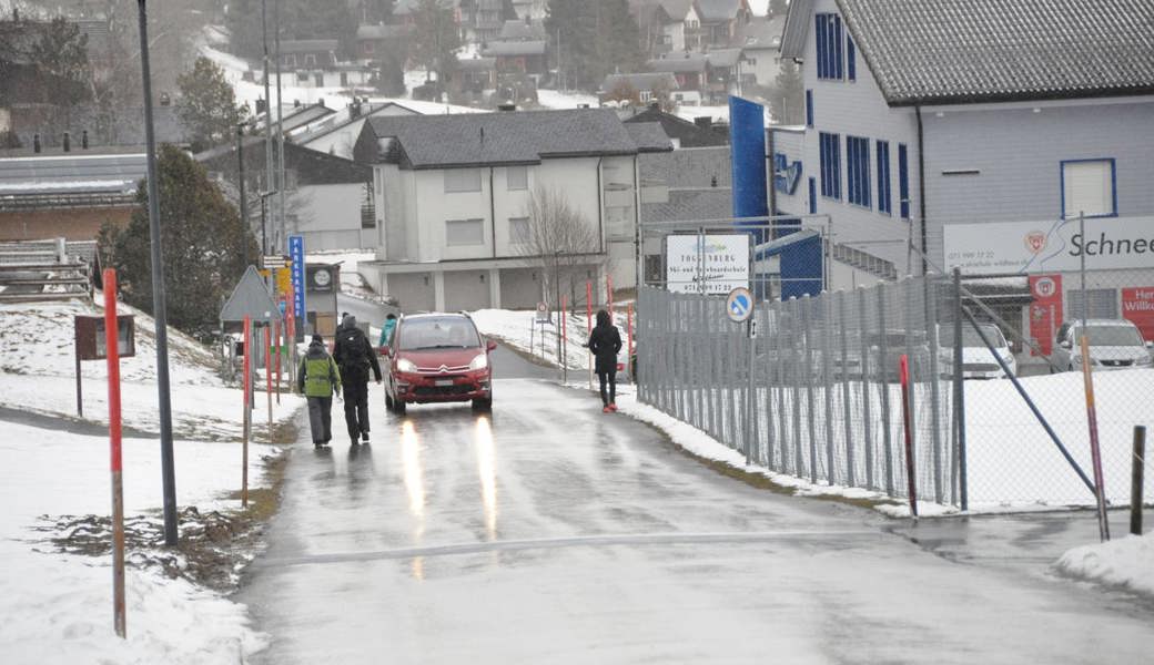  Gerade im Winter kann ein Trottoir auf der linken Seite der Munzenrietstrasse die Sicherheit der Fussgänger verbessern. 