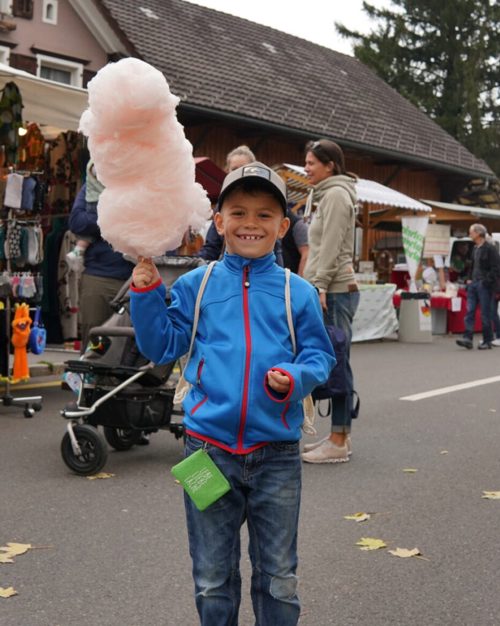  Dieser Junge erfreute sich an der etwas grösseren Zuckerwatte besonders. 