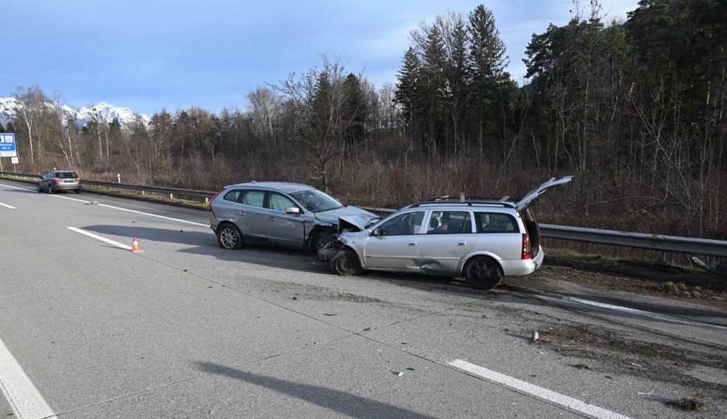  Eine 30-jährige Frau wurde beim Unfall unbestimmt verletzt. 