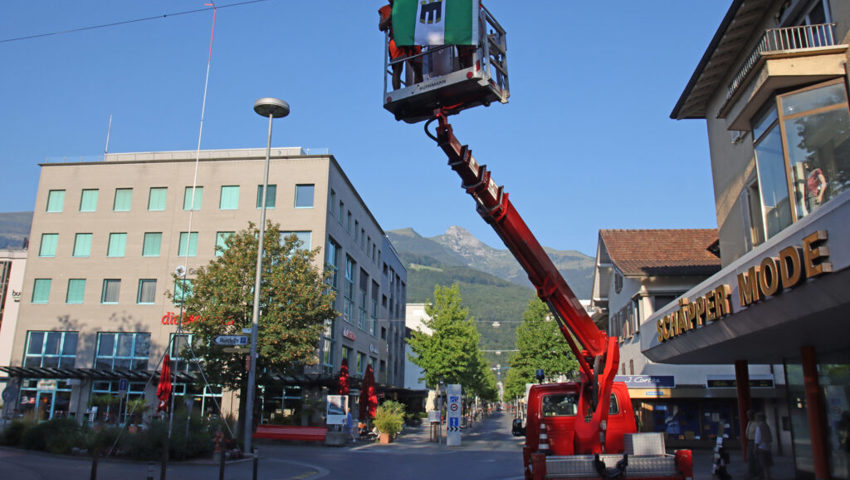  Die Buchser Fahne, mit der Schweizer Fahne auf der Rückseite, hatte die Ehre als Erstes am Montagmorgen aufgehängt zu werden. 