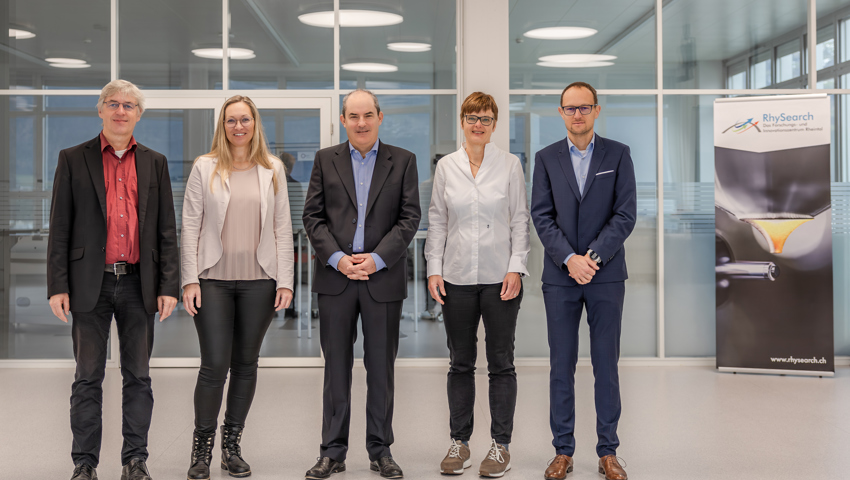 Geschäftsführungsteam «RhySearch» (von links): Michael Schreiner (Bereichsleiter Digital Innovation Lab), Danijela Djordjevic (Leiterin Finanzen &amp; Personal), Richard Quaderer (Geschäftsführer), Heidi Thomé (Bereichsleiterin Optical Coating and Characterization Lab), Thomas Liebrich (Bereichsleiter Ultra-Precision Manufacturing Lab).