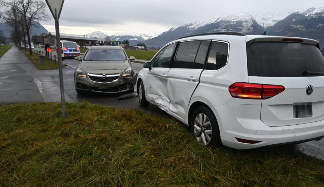  An den Fahrzeugen entstand erheblicher Sachschaden. 