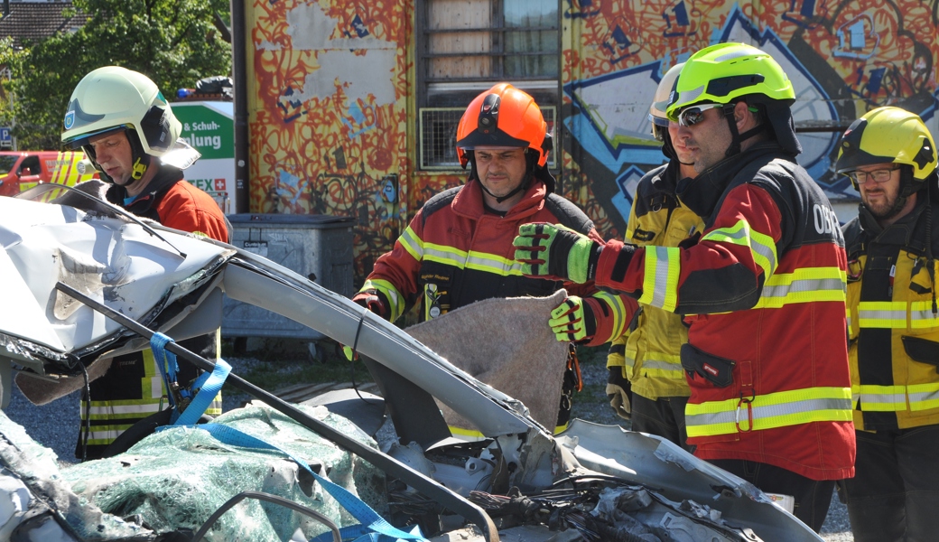 Im Ernstfall steckt in diesem Autowrack eine Person: Strassenrettungsübung auf dem Marktplatz in Buchs.