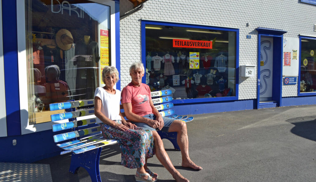  Das Ehepaar Marlies und Stefan Sutter vor ihrem Sportgeschäft in Alt St. Johann. 