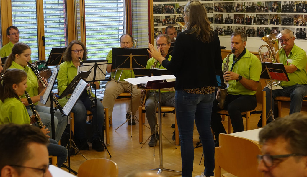 Die Musikgesellschaft Azmoos mit Dirigentin Gabriela Krauss spielte anlässlich der Kreisdelegiertenversammlung Sarganserland Werdenberg des St. Galler Blasmusikverbandes zum Apéro auf.