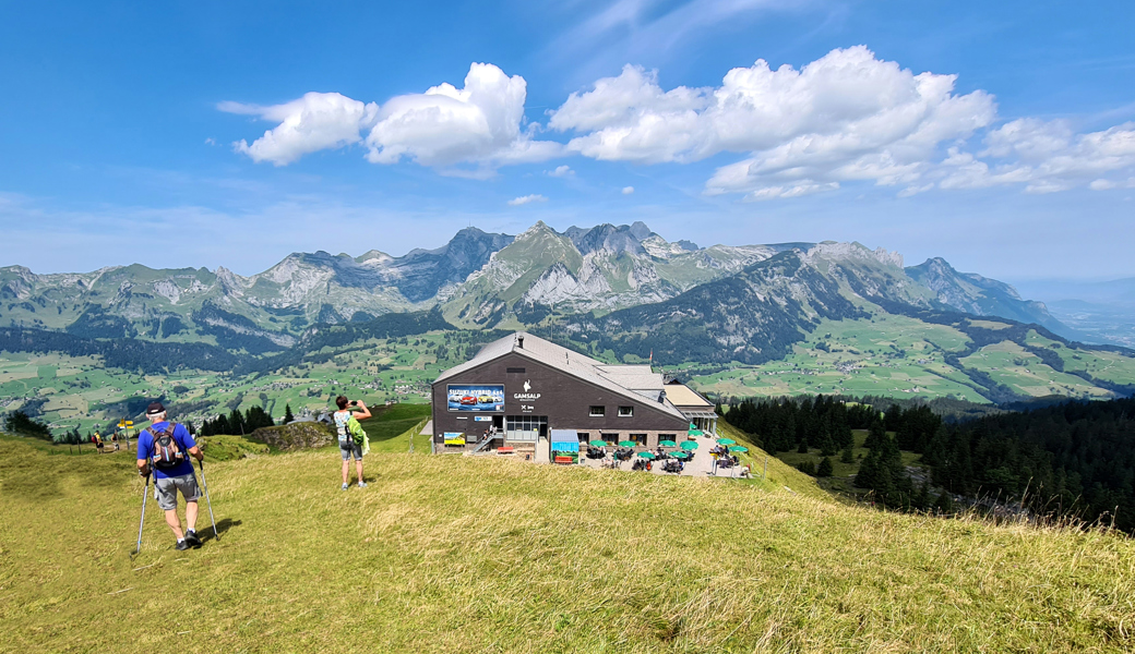 Macht den Herbst doppelt schön: Das sonnige und milde Wetter lockt Ausflügler ins oberste Toggenburg, wie hier auf der Gamsalp.