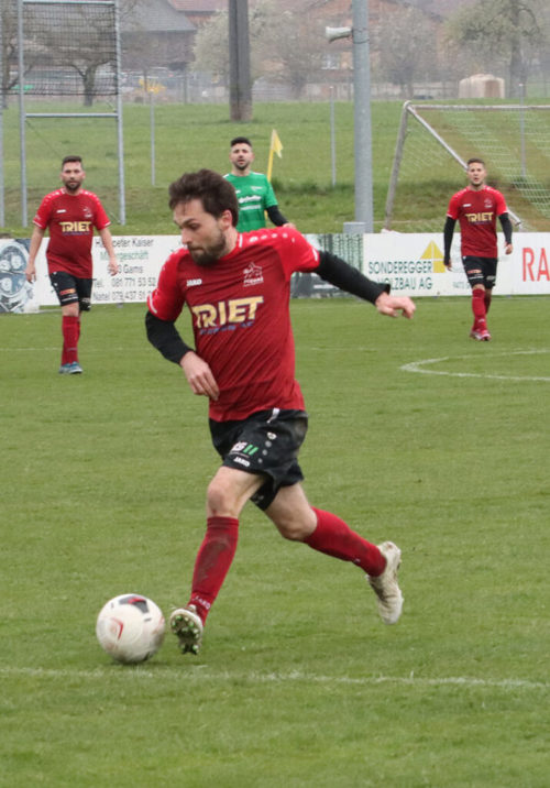  An beiden Gamser Toren beteiligt: Beim 1:0 provoziert Gary Hoppeler mit seinem satten Schuss den Abpraller des Torhüters und er holte den Foulpenalty, der zum 2:1 führte, heraus. 