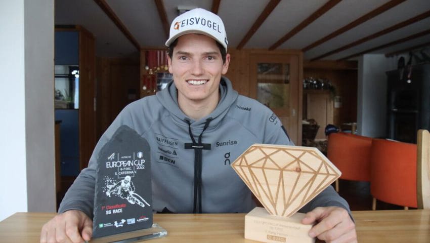  Josua Mettler mit zwei Europacup-Trophäen. 