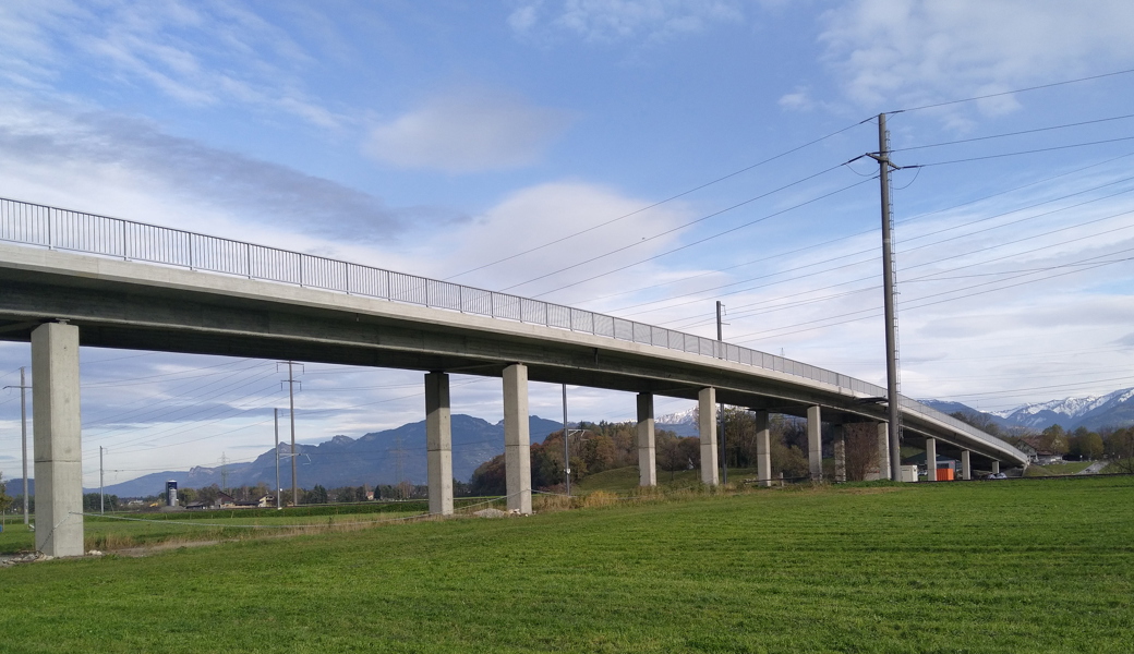 Die 227 Meter lange Brücke über Bahnlinie und Binnenkanal wurde saniert.