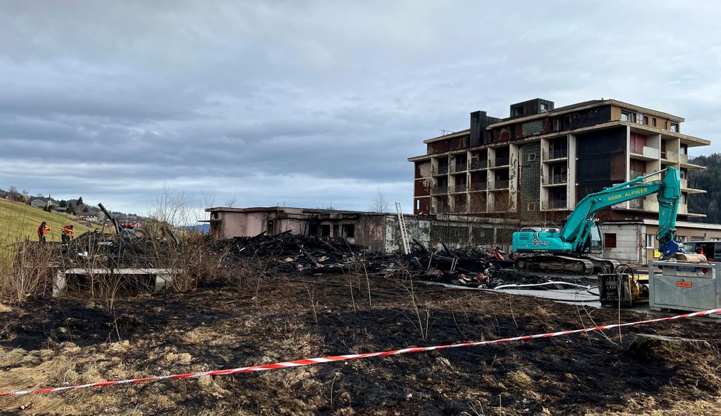 Vom ehemaligen Holzbau des Hotels Acker war am Donnerstag nichts mehr zu sehen.