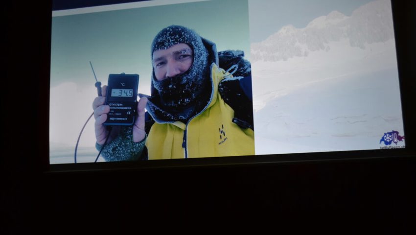  Stephan Vogt bei einer Temperaturmessung vor Ort. 