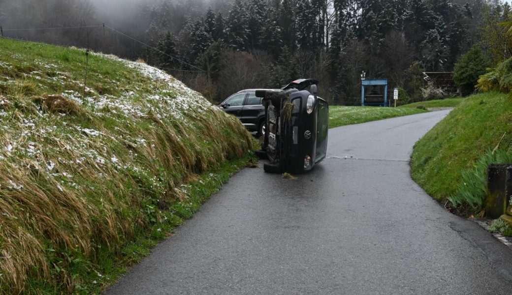  Ein Fahrzeug kam auf der Seite liegend zum Stillstand. 