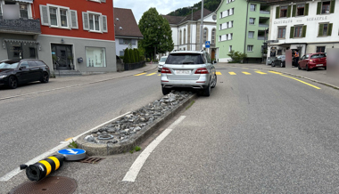 Beduselt am Steuer: In Verkehrsteiler und Kandelaber gefahren