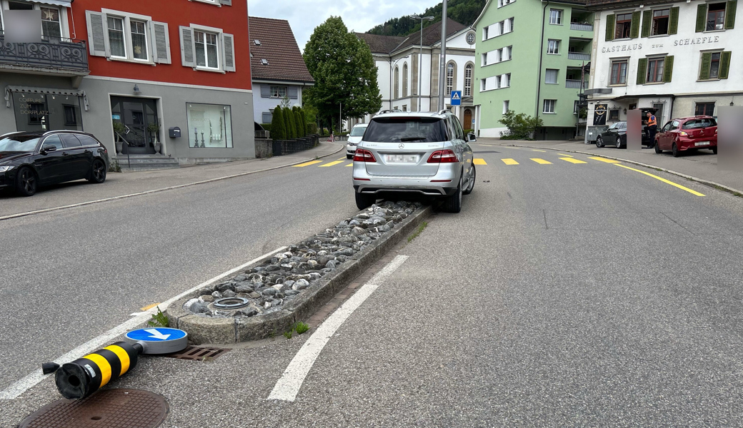 Beim Einbiegen in die Wilerstrasse geriet der Autofahrer zu weit in die Strasse hinein: Er überfuhr den Verkehrsteiler am Anfang der Verkehrsinsel und wenige Meter weiter in die dort stehende Strassenlaterne.