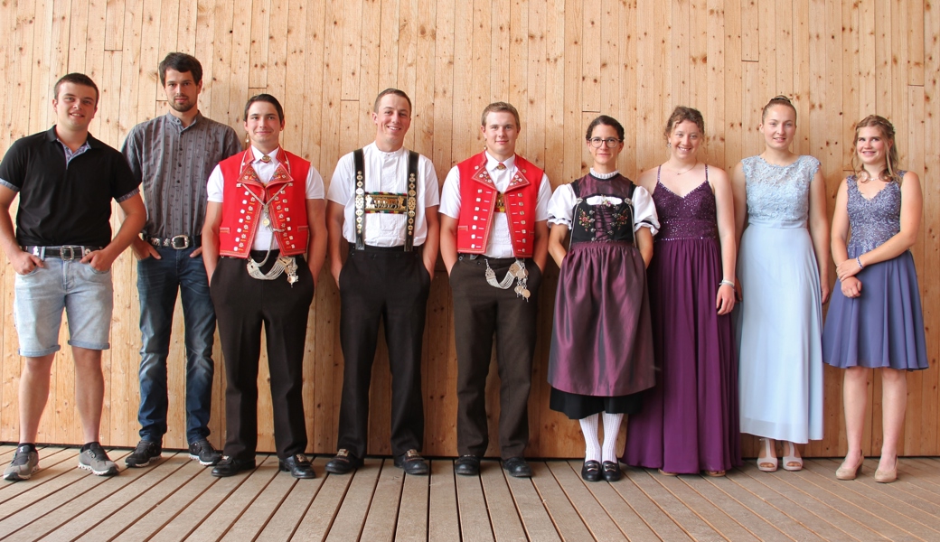 Die Absolventinnen und Absolventen der zwei- und dreijährigen Ausbildungen aus dem Werdenberg/Obertoggenburg.