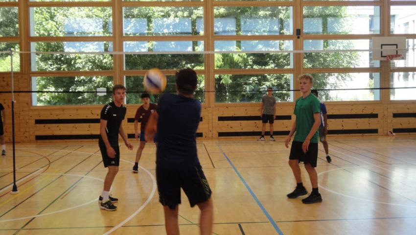  Voller Einsatz beim Volleyball in der Halle. 