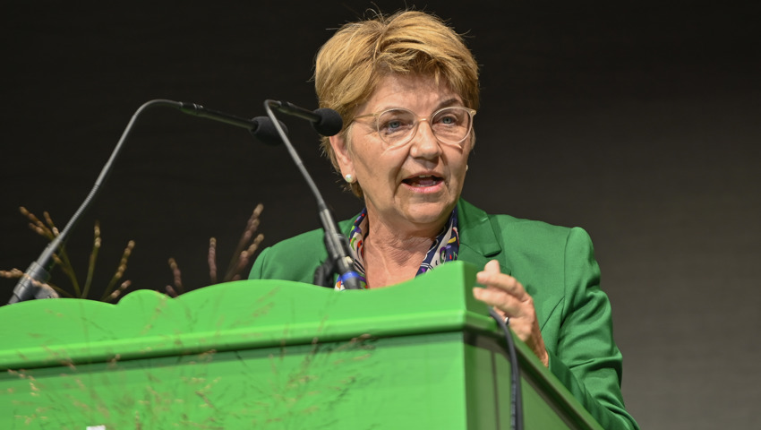 Bundespräsidentin Viola Amherd spricht zu den Gästen an der Olma-Eröffnungsfeier.