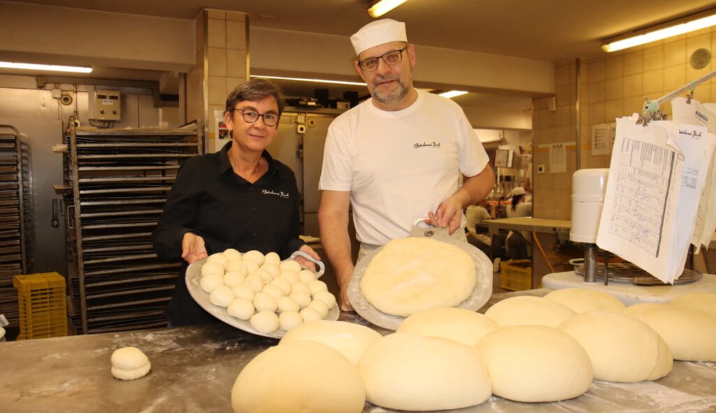  Egal wie hoch der Preis oder wie tief die Marge ist: Daniela Berther (Mitglied der Geschäftsleitung) und Marius Fässler (Produktionsleiter) von der Bäckerei Frick in Buchs bürgen für Top-Qualität. 