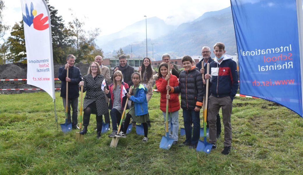  26. Oktober: Im Buchser Hanfland findet der Spatenstich für den Neubau der International School Rheintal statt. 