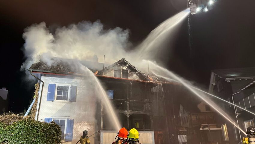  Die Feuerwehr brachte den Brand unter Kontrolle. 