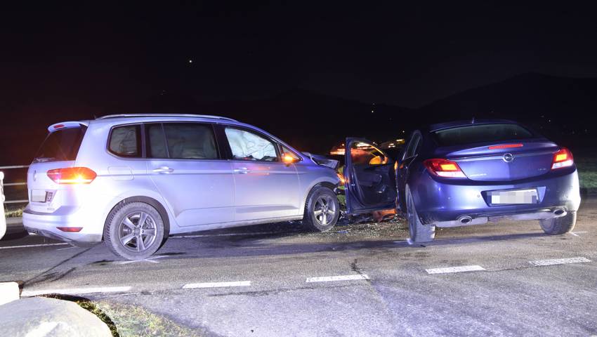 Der Unfallverursacher ist aus einer Rietstrasse in die Kantonsstrasse hinausgefahren..