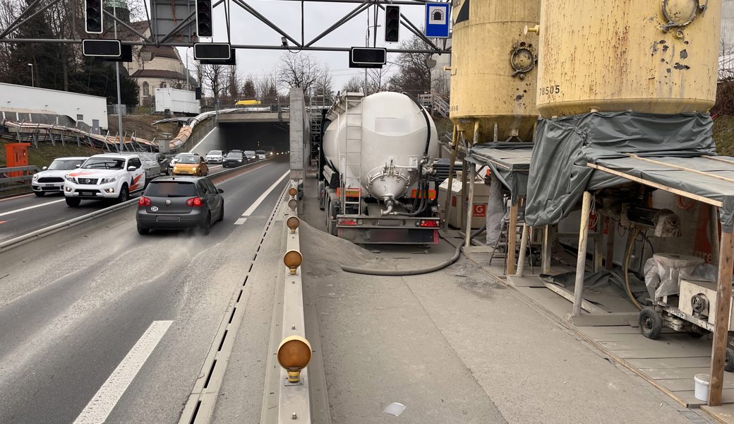 Beim Befüllen des Silos mit Betonstaub kam es zu Komplikationen.