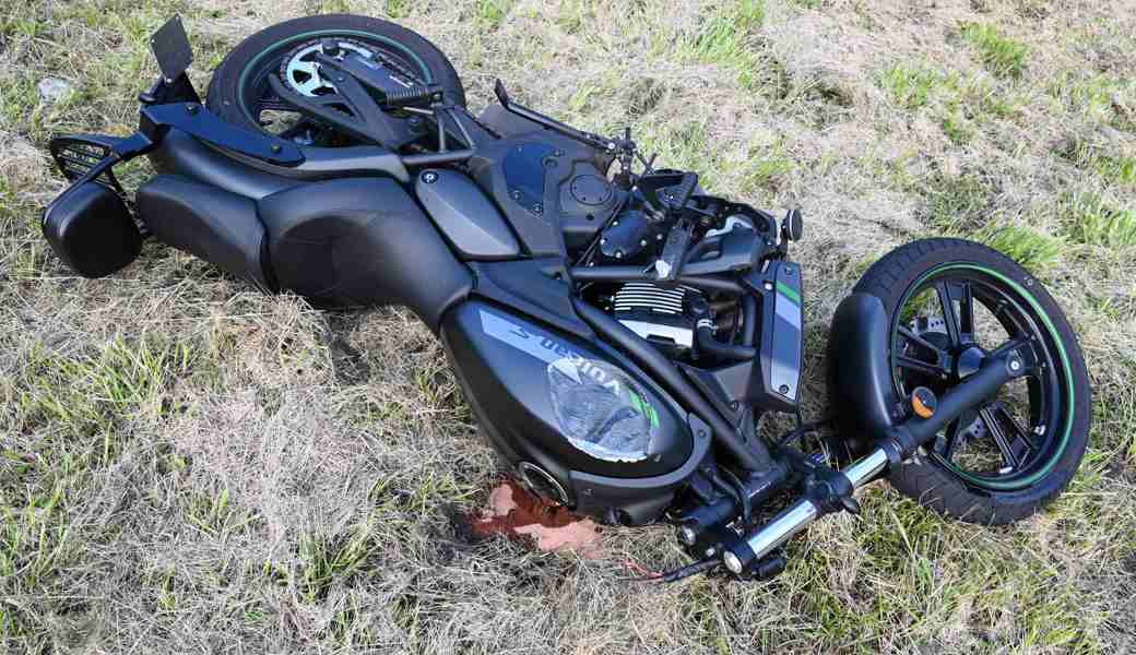 Motorradfahrer stürzt auf Autobahn und verletzt sich schwer