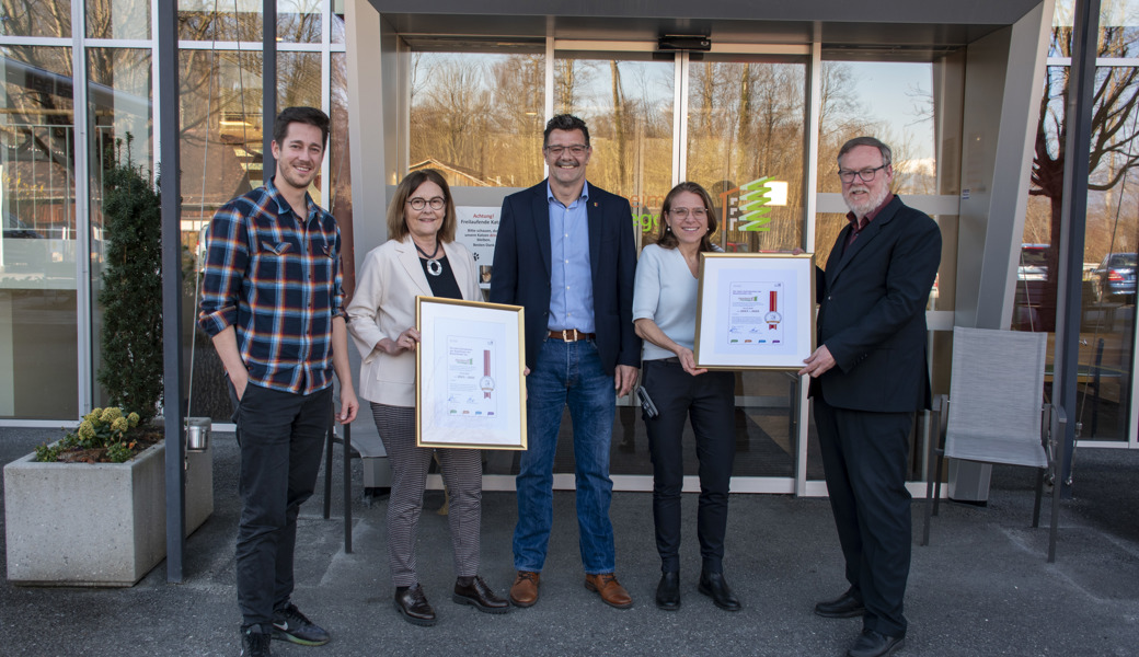 Von links: Marco Stucki (Gemeinderat, Alterheimkommission), Jeanette Mösli (ehem. Heimleitung) Gemeindepräsident Bertrand Hug, Petra Näf, (akt. Heimleitung) und Thomas Meyer (Terzstiftung).