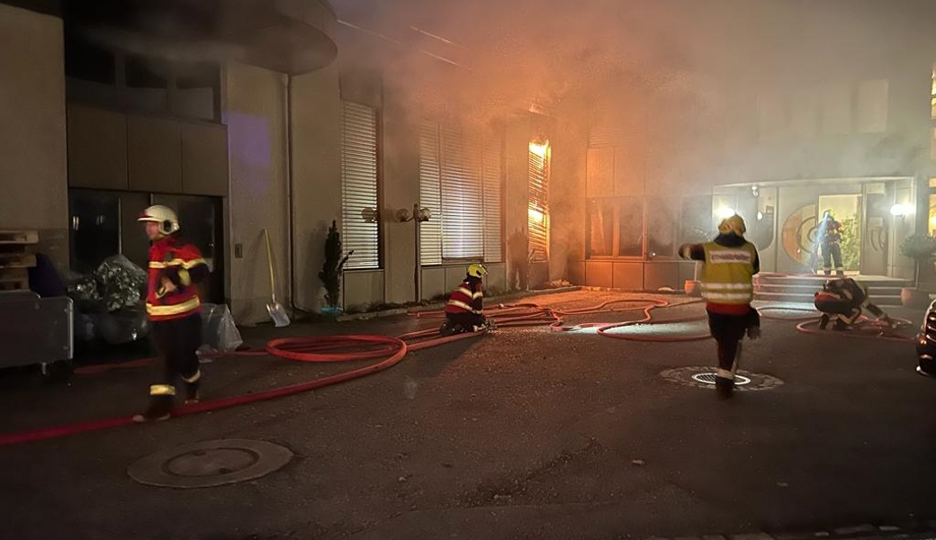 Die Feuerwehr fanden einen Teil der Stickerei im Inneren in Vollbrand vor.