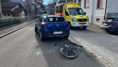 Beim Ausparken in Rennvelo geknallt