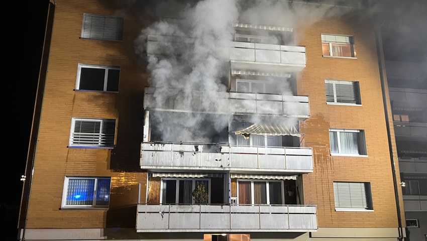 Beim Brand im Mehrfamilienhaus blieben die Bewohnenden unverletzt.