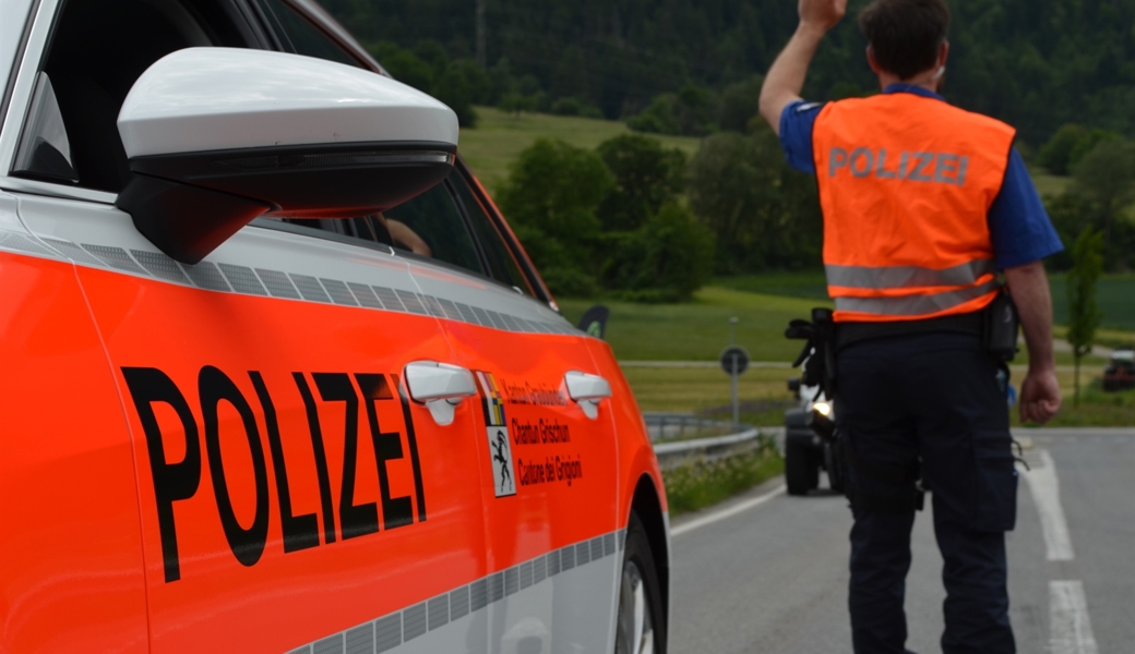 Einer Polizeipatrouille fiel der Junglenker ohne Helm auf. 