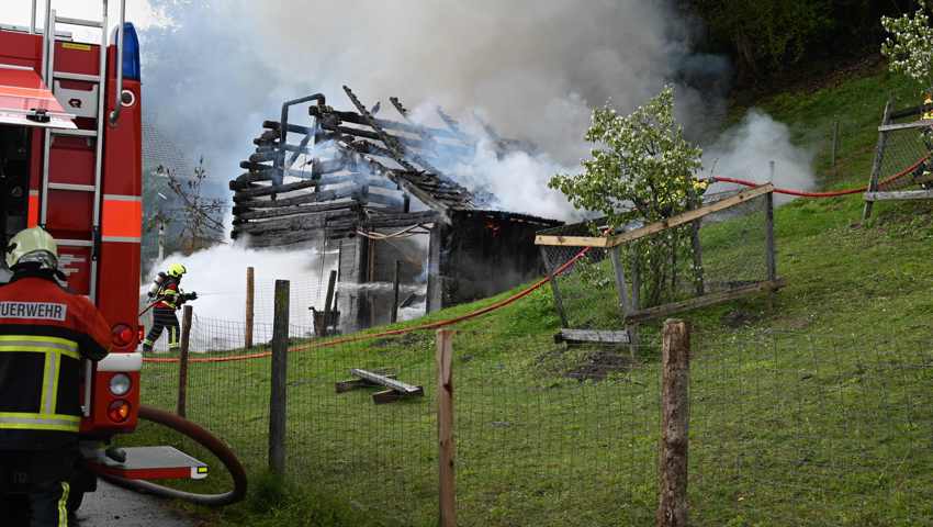 Der Stall und die parkierten Fahrzeuge wurden ein Raub der Flammen.