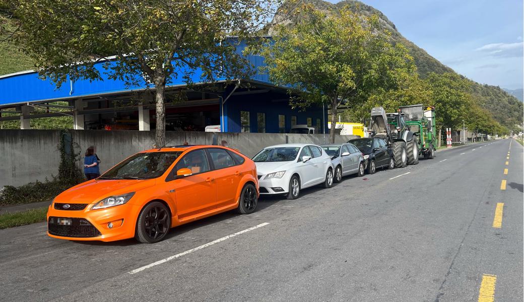 Der Traktorfahrer übersah die stehenden Autos