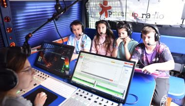 Eine ganze Schule geht bei der Radio-Projektwoche mit grossem Elan «on air»