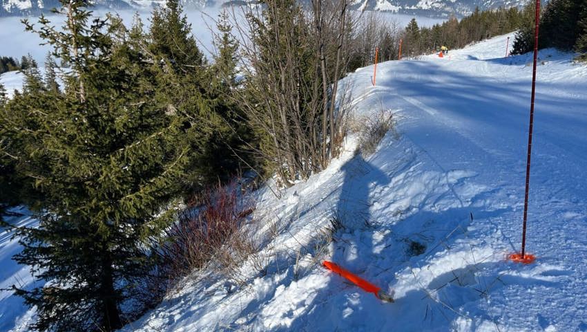  Der Mann kam von der Piste ab. 