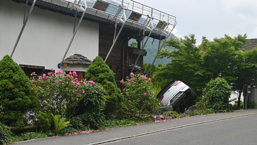 Das Auto kam in der Böschung zum Stillstand.