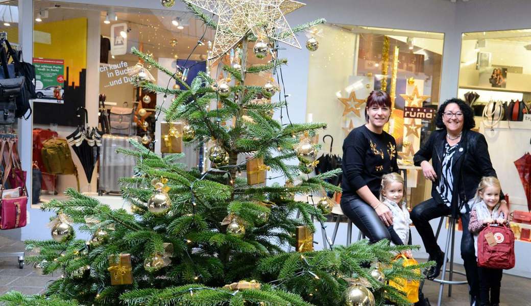 Weihnächtliche Stimmung mit Christbaum im Parkhof an der Bahnhofstrasse. 