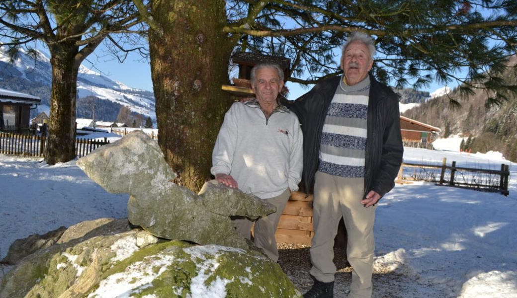  Peter Diener senior (links) und sein Bergfreund Hannes Frey zusammen mit der steinernen Skulptur Gulmenhund. 