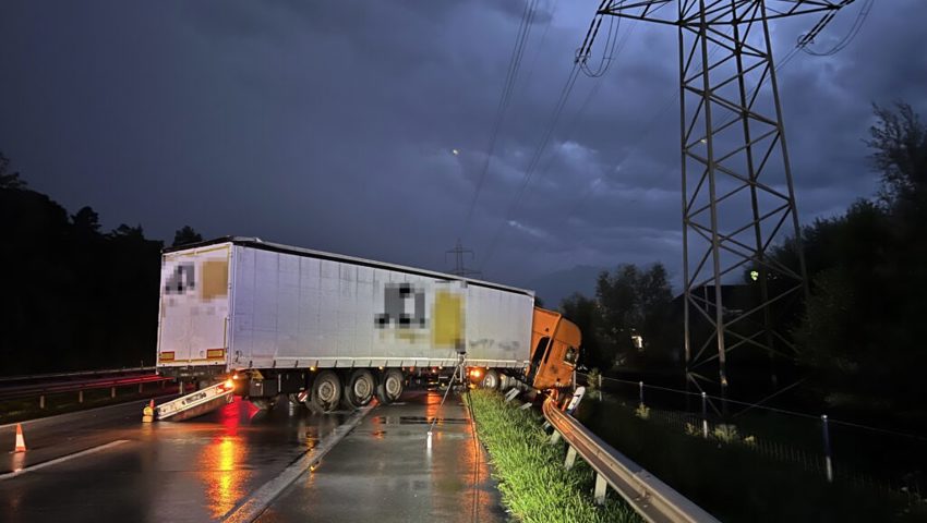  Aufgrund des Unfalls kam es auf der A13 bis um 9.30 Uhr zu Verkehrsbehinderungen. 