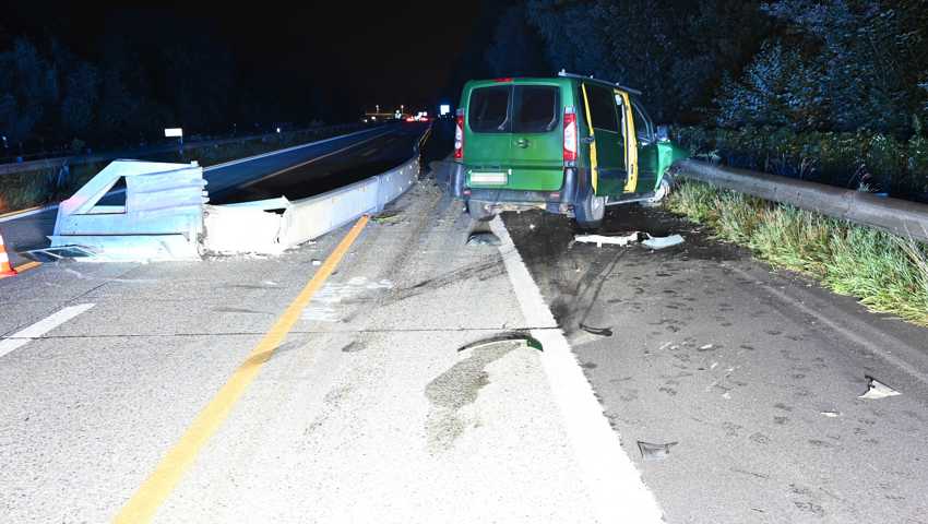 Das Auto prallte gegen den Aufprallbock der Baustellenabgrenzung.