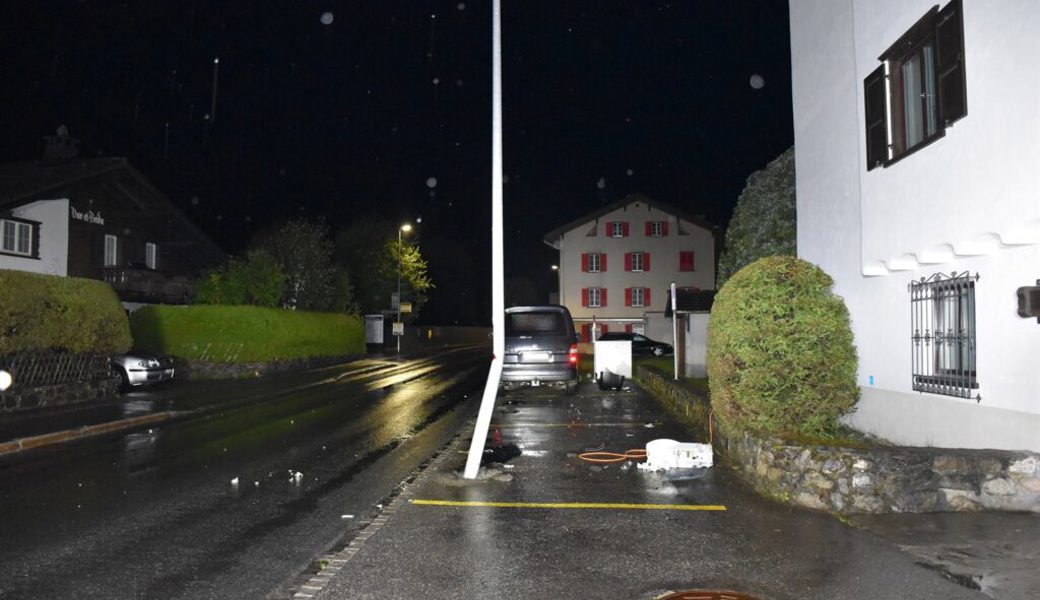  Durch den Unfall in Klosters wurde ein Hydrant und ein Kandelaber beschädigt. 