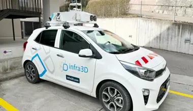 Digitaler Zwilling des Strassennetzes: Fahrzeug mit 360°-Panoramakamera und Laserscanner unterwegs