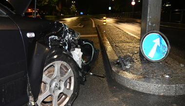 Autofahrer kracht beim Abbiegen in Lichtsignalanlage