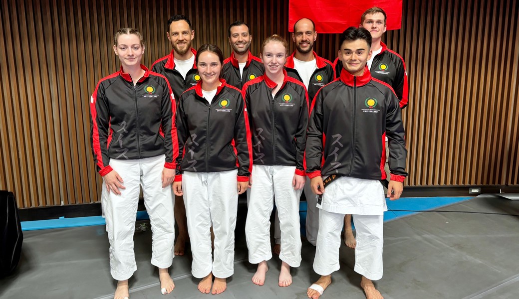 Die Schweizer WM-Delegation mit dem Gamser Karateka Erik Baur (hinten rechts).