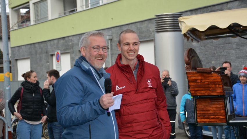  Jan Scherrer mit Patrick Zollinger, Präsident Verkehrsverein Ebnat-Kappel, der den Empfang organisierte. 