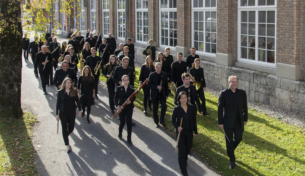 6000 Musikerinnen und Musiker spielen am Sonntag zusammen. Schulter an Schulter wollen sie eine vier Kilometer lange, musizierende Kette entlang des Rheins bilden. 